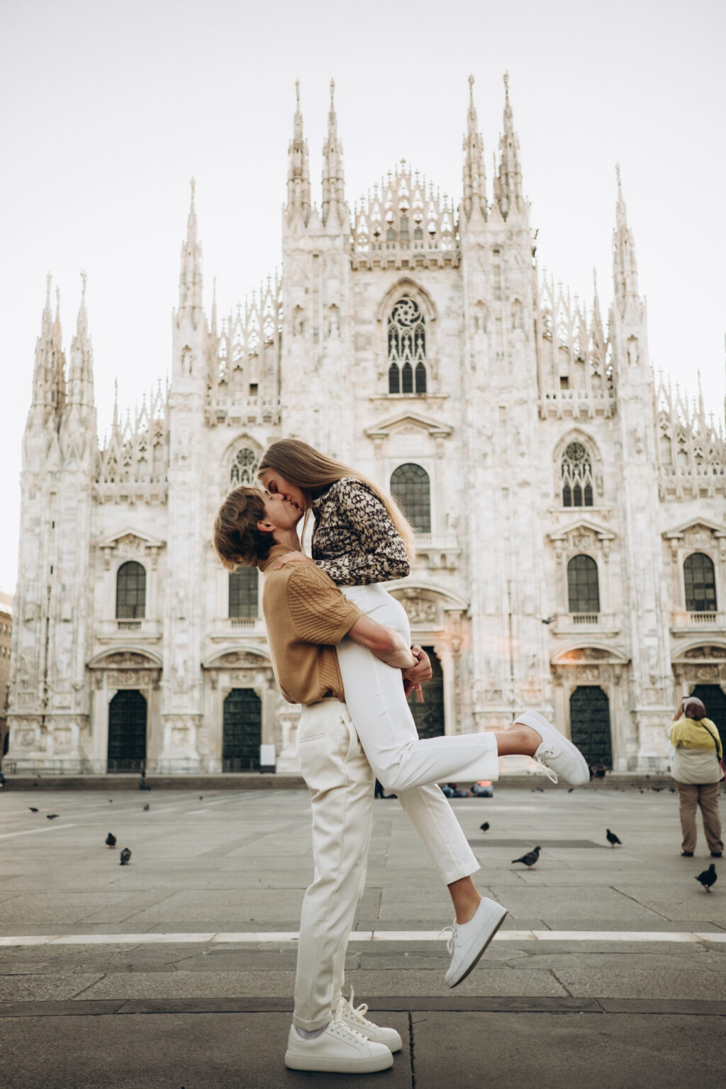 Couple Photoshoot on Piazza del Duomo in Milan | milanphotographer.com