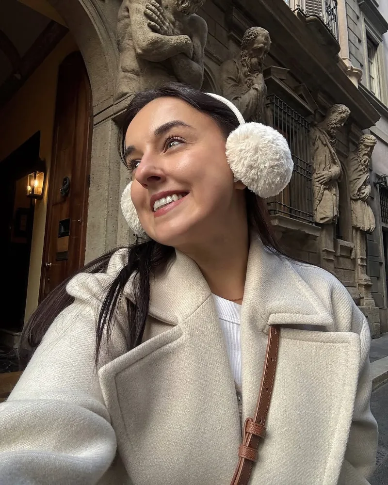 Annika, photographer in Milan, smiling by Casa degli Omenoni