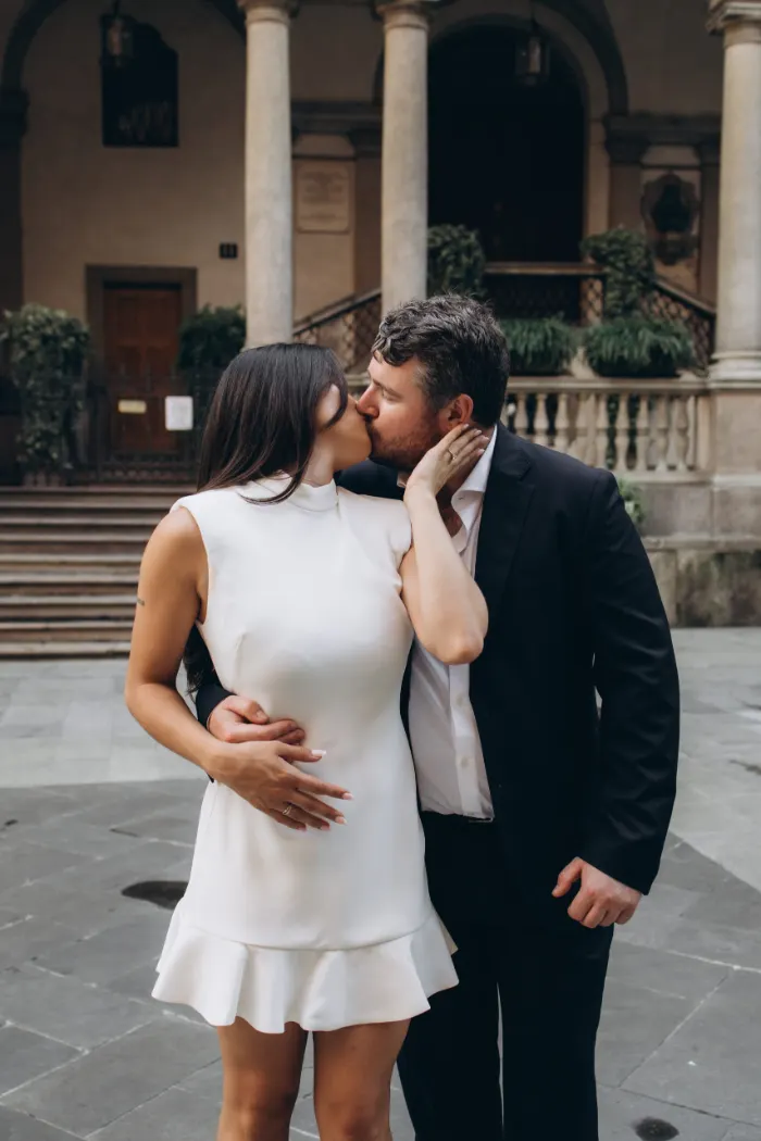 Couple kissing in Piazza dei Mercanti, Milan