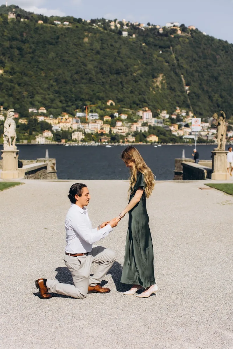 He kneels to propose on the Villa Olmo lakefront, Lake Como