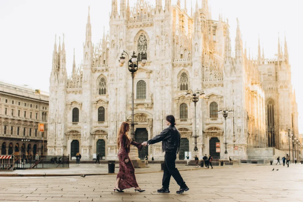 milan-couple-dancing-duomo-sunrise Couple dancing in front of the Duomo at sunrise, Milan
