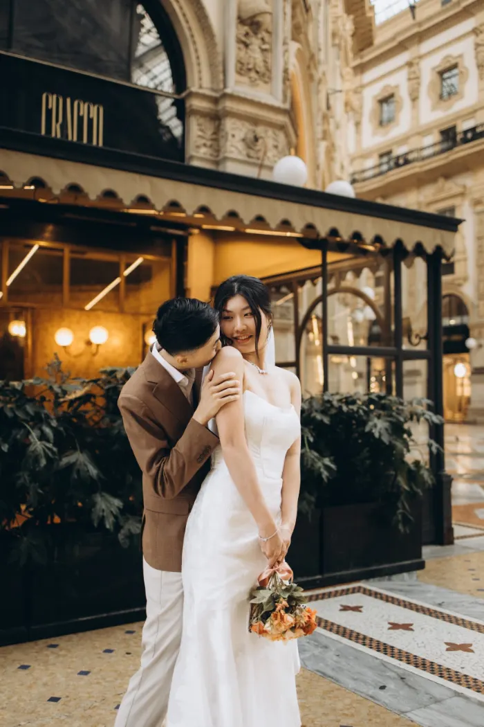 Bride holding her bouquet outside Galleria Vittorio Emanuele II