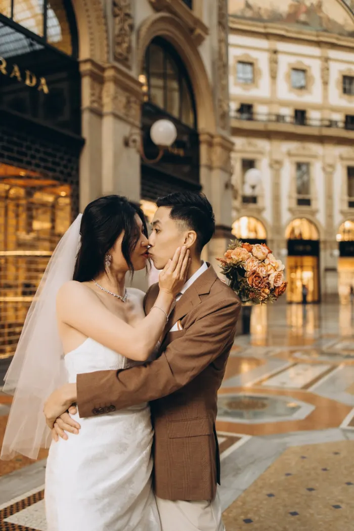 Bride and groom in Galleria Vittorio Emanuele II in black and white