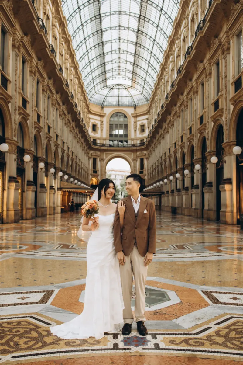 Bride and groom walking through Galleria Vittorio Emanuele II in Milan