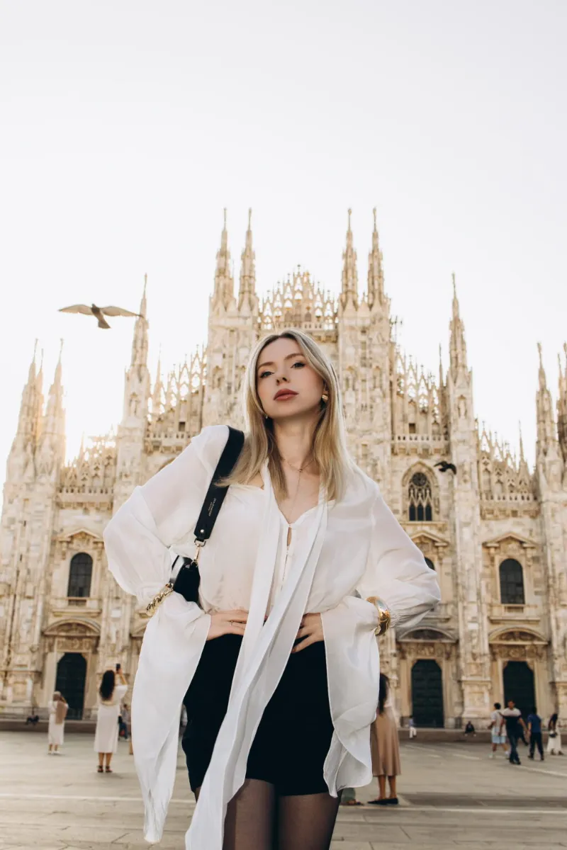 Woman posing with confidence in front of the Duomo di Milano