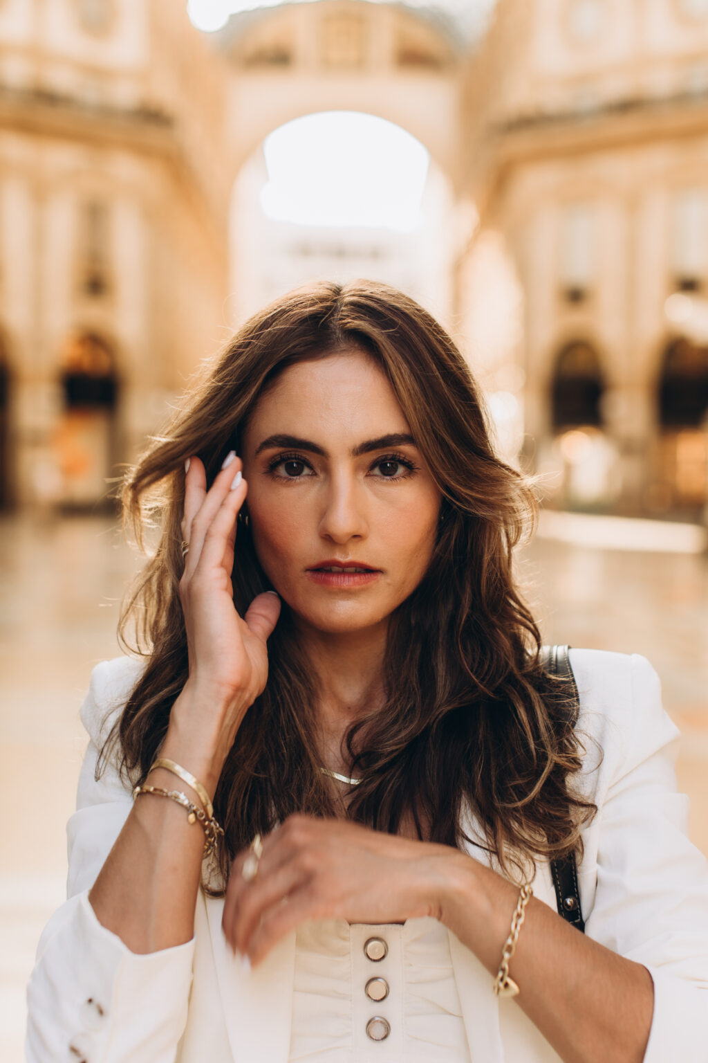 Close portrait of a woman with wavy hair in the Galleria Vittorio Emanuele II in Milan. Заголовок: A Closer Look